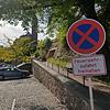 Obwohl der Rathausplatz als Feuerwehrzufahrt ausgeschildert ist und im vorderen Teil ein absolutes Halteverbot gilt, parken hier ...