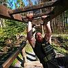 Auch Hangeln gehört dazu: Marcel Wunn beim Training mit Gewichtsweste auf dem Trimm-Dich-Pfad in Markdorf.