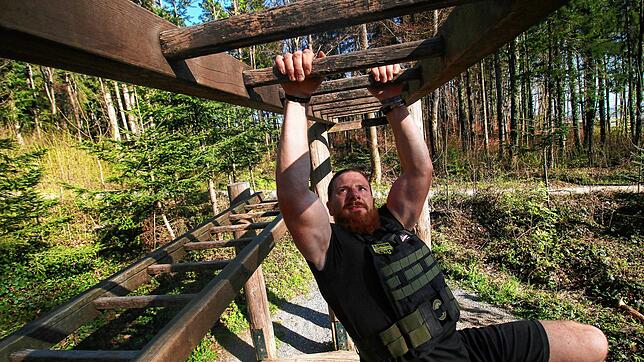 Auch Hangeln gehört dazu: Marcel Wunn beim Training mit Gewichtsweste auf dem Trimm-Dich-Pfad in Markdorf.