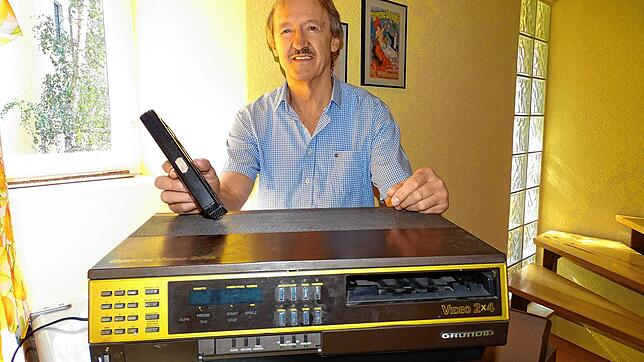 Arthur Engel mit einem seiner &bdquo;Schätzchen&ldquo; von damals, einem Videorekorder von Grundig mit dem System Video 2000. Mit einer ...