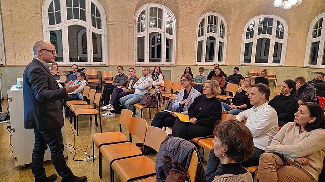 Welche Herausforderungen auf die Stadt als Schulträgerin zukommen, wenn Gymnasiasten künftig wieder ein Jahr länger zur Schule gehen, ...
