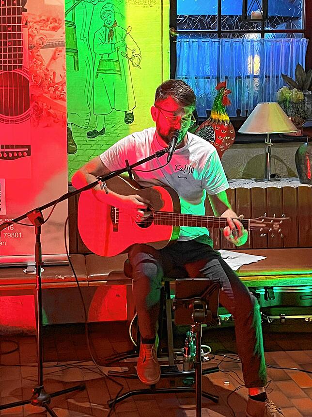 Nico Kaiser spielte Acoustic-Hits in der Gaststube vom &bdquo;Rheinischen Hof&ldquo;.