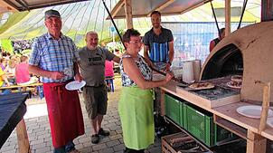 Dinnetle frisch aus dem Holzofen sind beim Dorffest begehrt. Foto: Karl Mägerle