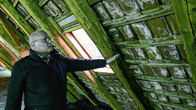 Bürgermeister Michael Rieger erklärt beim Baustellenrundgang im &bdquo;Roten Löwen&ldquo; in St. Georgen, wie das Dachgeschoss einmal ...