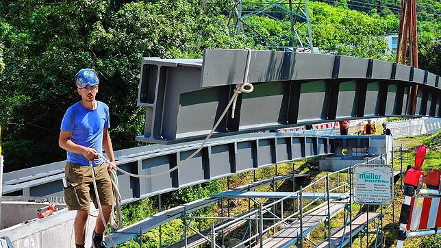 Bild : Die neue Brücke über die Schlücht ist da! Das sind die Bilder vom Aufbau