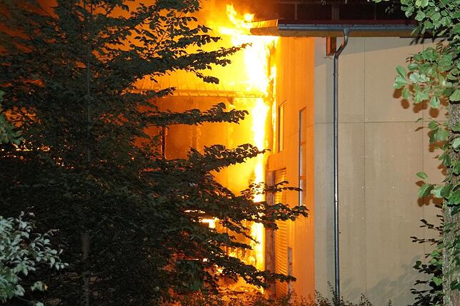 Das Feuer weitete sich rasch aus.