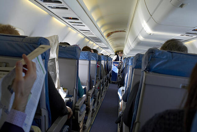 Blick in die Kabine an Bord eines Flugzeugs.