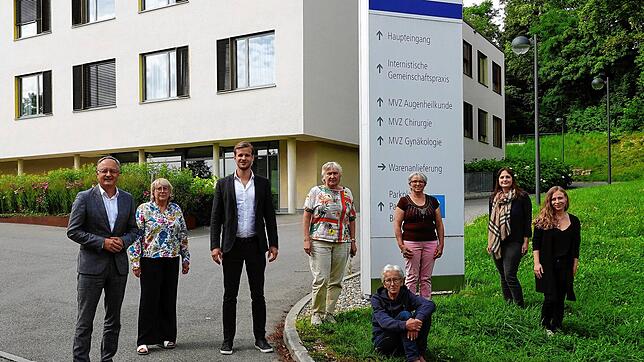 SPD-Fraktionschef Andreas Stoch (links) machte sich mit seinem Parteikollegen und Bundestagskandidat Robin Mesarosch (3. von links) ein ...