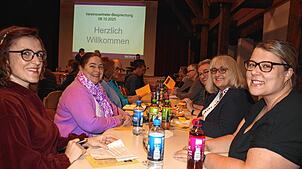 Viele Vereinstreter kommen im Haus des Bürgers zusammen, um die Termine für 2026 abzuklären. Urviecher-Vorsitzende Daniela Schwarz ...