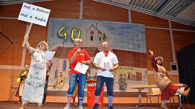 Die &bdquo;Alten Säcke&ldquo; Werner Heim (links) und Isabell Schuhmacher-Weber (rechts) bringen mit dem Duo Pop Alpin (Mitte) das ...