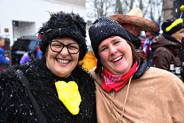 Bild 18: Narren feiern im Schneegestöber und mit Konfettiregen