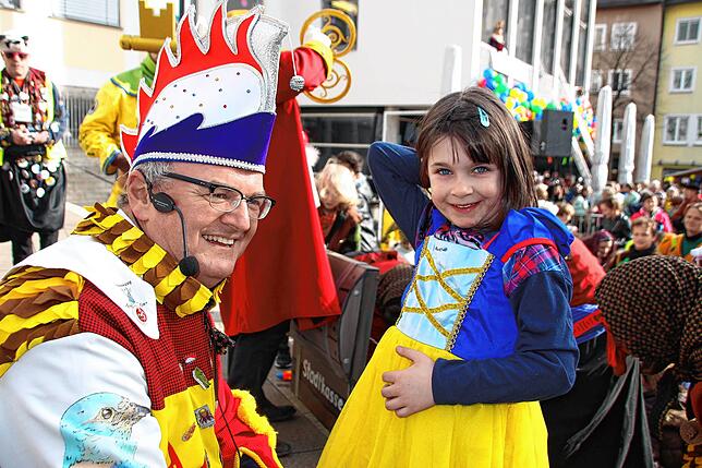 Beim Rathaussturm muss der Häfler Oberbürgermeister Andreas Brand am Ende aufgeben. Die Kinder plündern die gut gefüllte Stadtkasse.