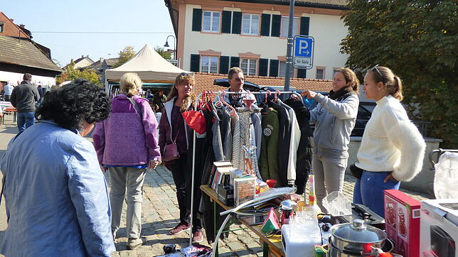 Stöbern: Reich war das Angebot beim Flohmarkt in der Dogener Hauptstraße.