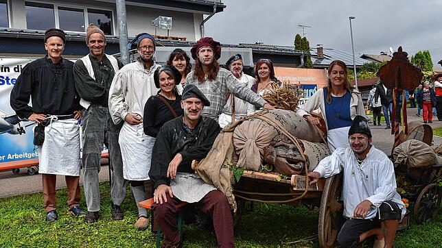 Mit Geschichte: Der Verein Historisches Berau stellte beim großen Erntedankumzug in Berau das historische Müllerhandwerk wirkungsvoll in ...