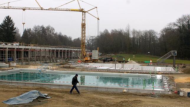Blick auf das Schwimmerbecken (vorne) und das Nichtschwimmerbecken. Links ein Teil des Hauptgebäudes. Bild: Toni Ganter