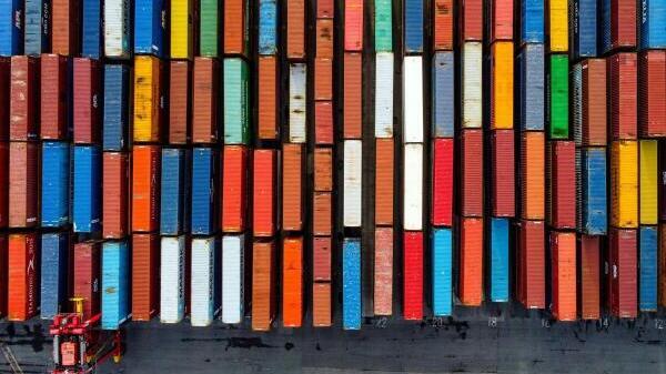 Produkte aus aller Welt finden heutzutage ihren Weg zu uns, und das meistens über den Seeweg. Das größte Containerschiff der Welt ist ...