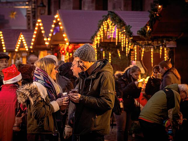 Mit romantischem Flair lockt der Weihnachtsmarkt auf dem Villinger Münsterplatz.