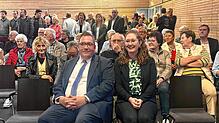 Glückwunsch Fabnian Prause! Der Amtsinhaber wird bei der Bürgermeisterwahl in Dogern wiedergewählt. Hier sitzt er noch vor der ...