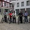 Vom Pfullendorfer Marktplatz startete die kleine Radgruppe zur SÜDKURIER-Sommerradtour: (von links) Alfred Greinacher aus Zell am ...