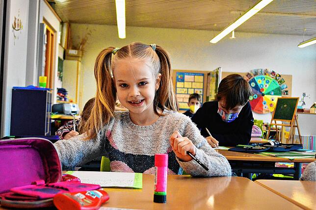 Die siebenjährige Louisa freut sich, dass sie endlich ohne Maske im Klassenzimmer sitzen darf.