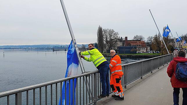 Kurz, nachdem der SÜDKURIER die Stadt informiert hatte, entfernen André Lerner (Abteilungsleiter Straßenunterhaltung) und Joachim Seyda ...
