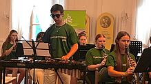 Beim Abschlusskonzert zeigten die Orchester-Kids, was sie erarbeitet hatten. Thomas Kobler war Solist am Xylophon. Foto: Karin Steinebrunner