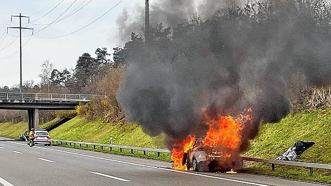 Das Auto in Flammen auf der A7 bei Frauenfeld.