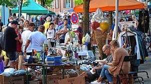 Bild : Reges Treiben auf dem Flohmarkt in Markdorf
