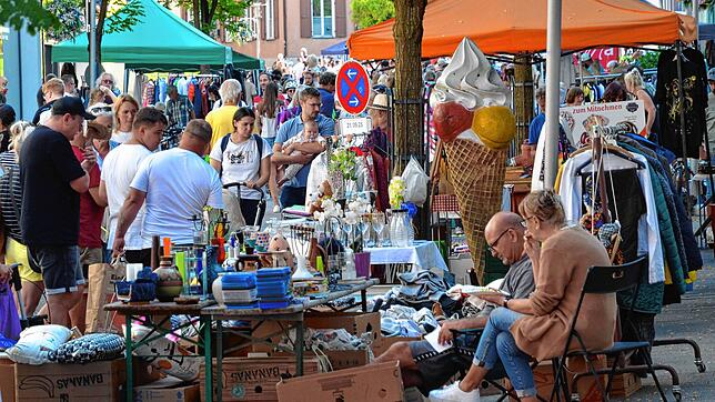 Bild : Reges Treiben auf dem Flohmarkt in Markdorf