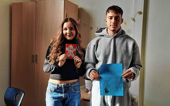 Anisa Maliqi und Donik Kryeziu mit ihren Briefen für die Heimbewohner.