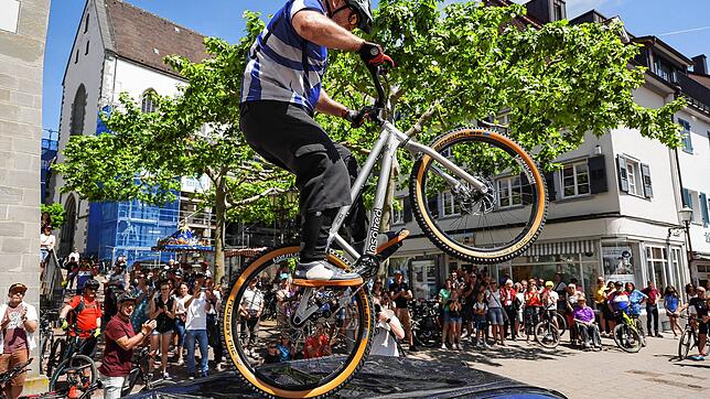 Spektakuläre Show auf dem Seetorplatz: Der Fahrradkünstler Markus Stahlberg zeigte am verkaufsoffenen Sonntag sein können und sprang so ...