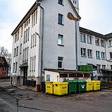 So sieht es im Hinterhof des Gebäudes aus. Oben an der Fassade ist der Verputz abgeplatzt.