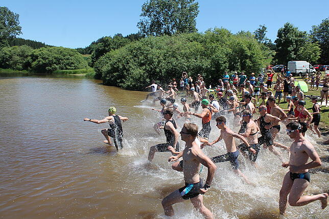 Bild 10: Triathlon trotz Hitze: In Unterbränd messen sich die Hobbysportler beim Laien Man