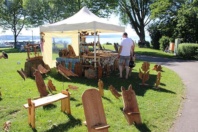 Handwerkskunst steht beim Markt in Unteruhldingen im Vordergrund.