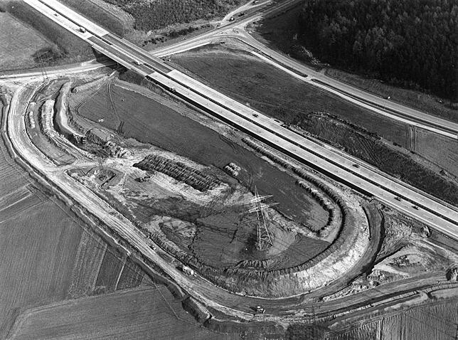 Ein Bild vom Bau der Autobahnanschlussstelle Stockach-West, das am 22. März 1984 entstanden ist. Oben verläuft die B&nbsp;313 aus ...