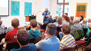 Winfried Hermann, Verkehrsminister des Landes Baden-Württemberg, erläutert im Meßkircher Schloss, was in Sachen Mobilität verwirklicht ...