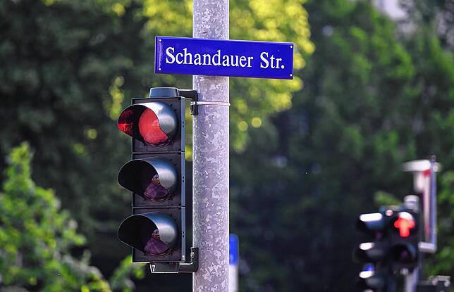 Ein Straßenschild ·Schandauer Straße· ist in Striesen über einer Ampel montiert. Der sächsische SPD-Spitzenkandidat zur Europawahl, ...