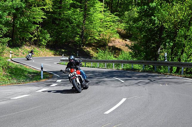 Motorradfahrer auf der Bergstraße bei Ludwigshafen. Ein Archivbild.
