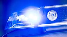 Symbolbild: Ein Blaulicht leuchtet auf dem Dach einer Polizeistreife.
