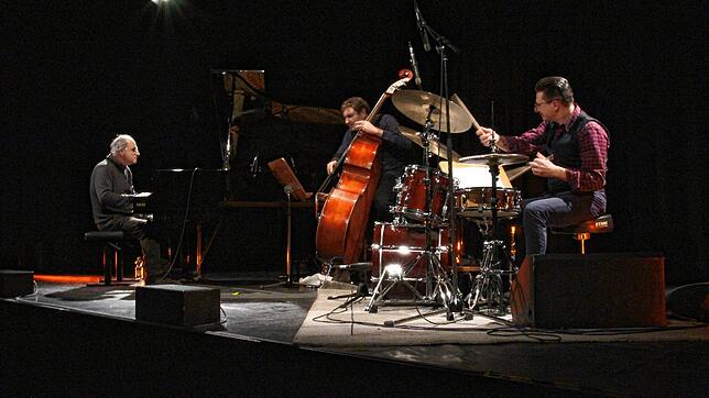 Pianist Enrico Pieranunzi und seine beiden Trio-Partner, Bassist Thomas Fonnesbaek und Schlagzeuger Mauro Beggio (von links) beim ...