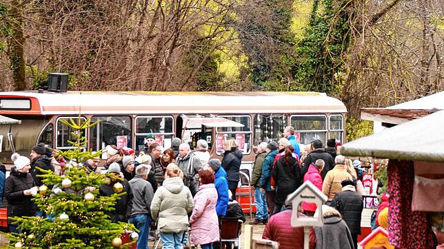 Im Naturatelier genießen die Besucher beim Adventszauber eine Mischung aus Marktständen, Kulinarik und Unterhaltungsprogramm. Bild: ...