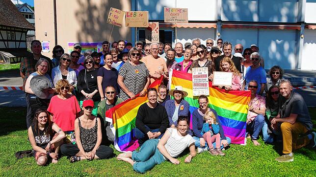Bei einer Mahnwache am Muttertag in Wangen sprechen sich Demonstranten für ein AfD-Verbot aus.