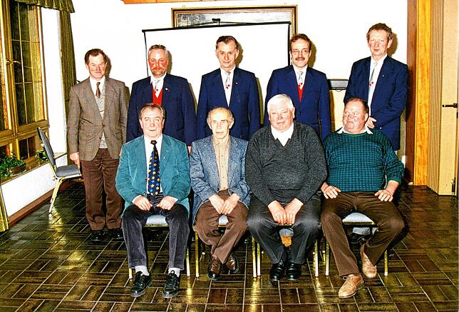 Die eifrigsten Probenbesucher 1998 (hinten, von links): Franz Mäder, Bernhard Preis, Meinrad Fritschi, Walter Limberger, Georg Wild; ...
