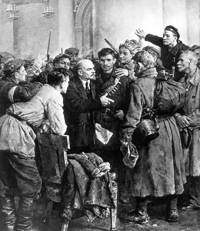 Wladimir Iljitsch Lenin (Mitte) wird während der Oktober-Revolution 1917 von Revolutionären umringt (nach einem Gemälde von Serow). ...