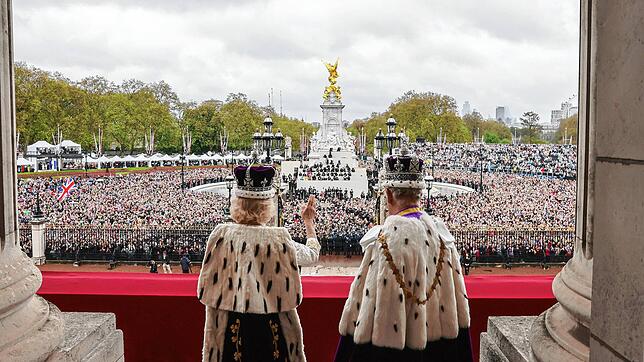 König Charles III. und Königin Camilla winken nach ihrer Krönung vom Balkon des Buckingham Palace.