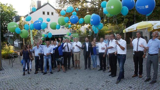 Mit Luftballons symbolisch auf dem Weg in die Zukunft mit schnellem Internet und neuer Heizenergie.
