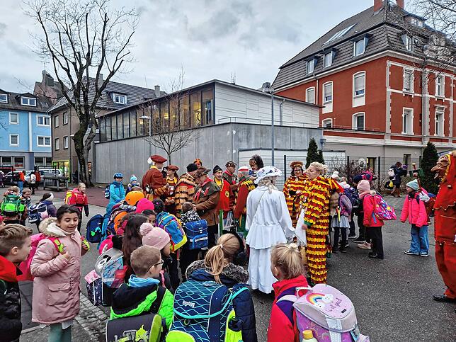 Bereits vor dem Schulbeginn trafen die Narren auf dem Schulfhof ein &ndash; sehr zur Freude der Kinder.