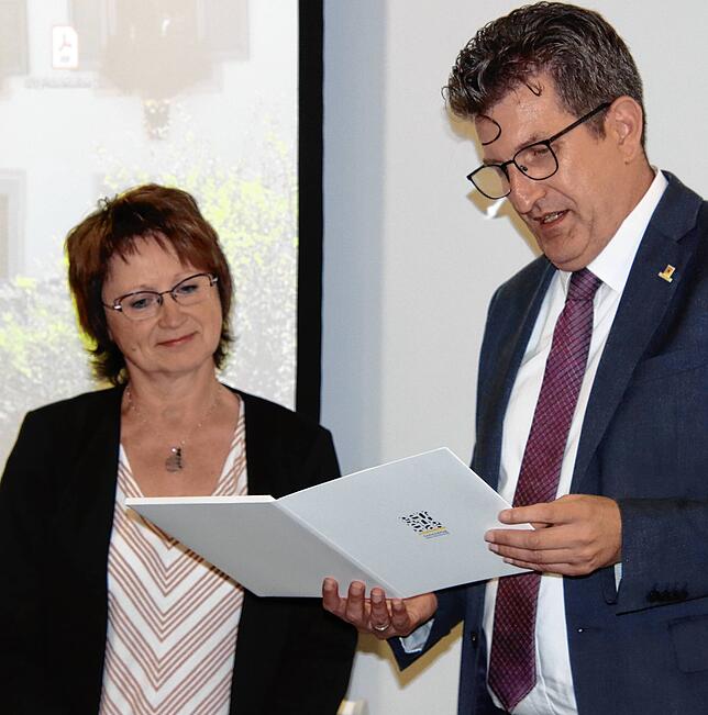 Roswitha Hoffmann gehört dem Gemeinderat seit 20 Jahren an, wofür sie von Bürgermeister Ralph Gerster geehrt wurde.