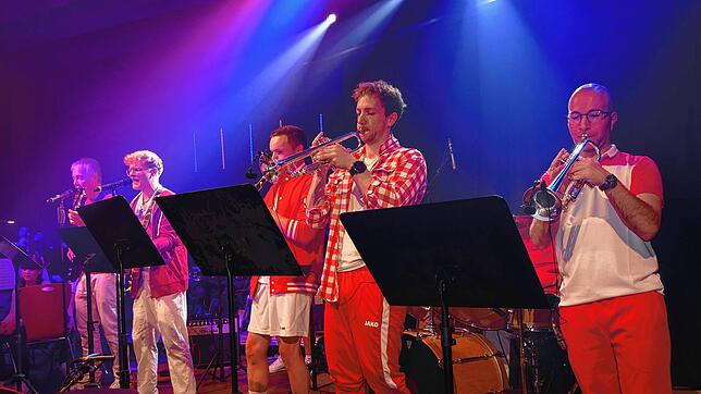 Bild : Buäbä & Maidli begeistern während dem 24. Showkonzert der Feuerwehrkapelle Pfohren das Publikum