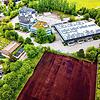 Blick von oben auf die marode Sportanlage des Gymnasiums am Hoptbühl. Rechts oben zu sehen die Sporthalle der Schule, links daneben die ...